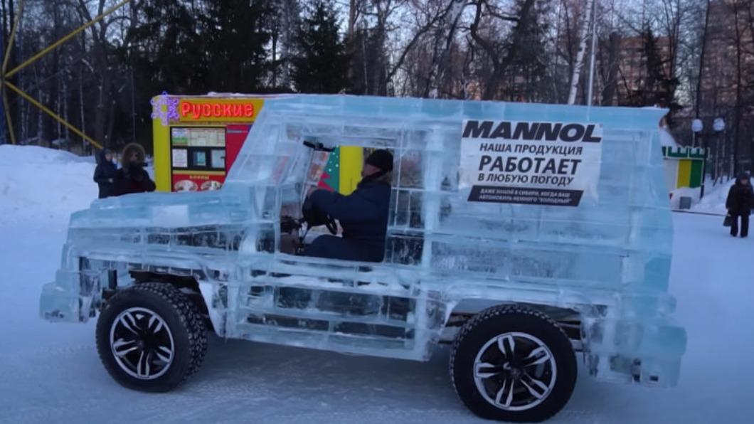 俄羅斯的Youtuber用冰塊自己造出一輛G-Class。（圖／翻攝自Garage 54 YT）
