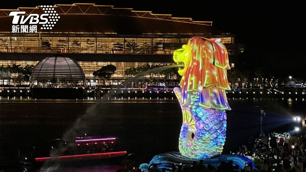 魚尾獅雕像迎來50週年，每天都有燈光秀可看。（圖／中央社）