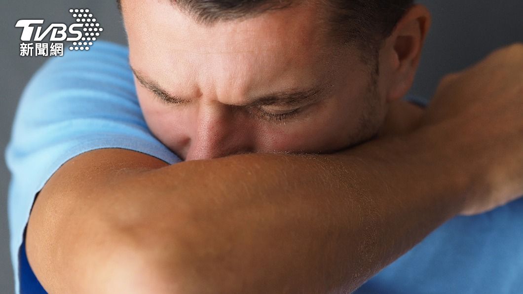 美國一名男子瘋狂咳嗽，就醫時懷疑可能是肺炎。（示意圖／shutterstock達志影像）