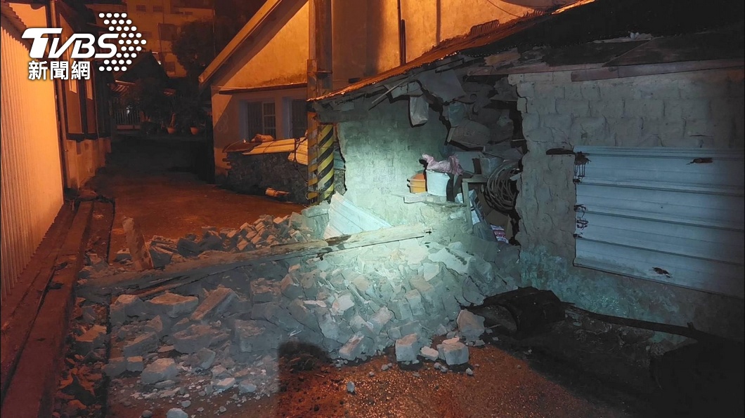 昨晚地震讓花蓮70年老宅土角磚牆倒塌。（圖／TVBS）