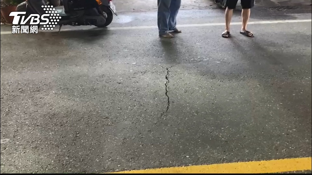 花東地區路面被震出裂痕。（示意圖／TVBS）