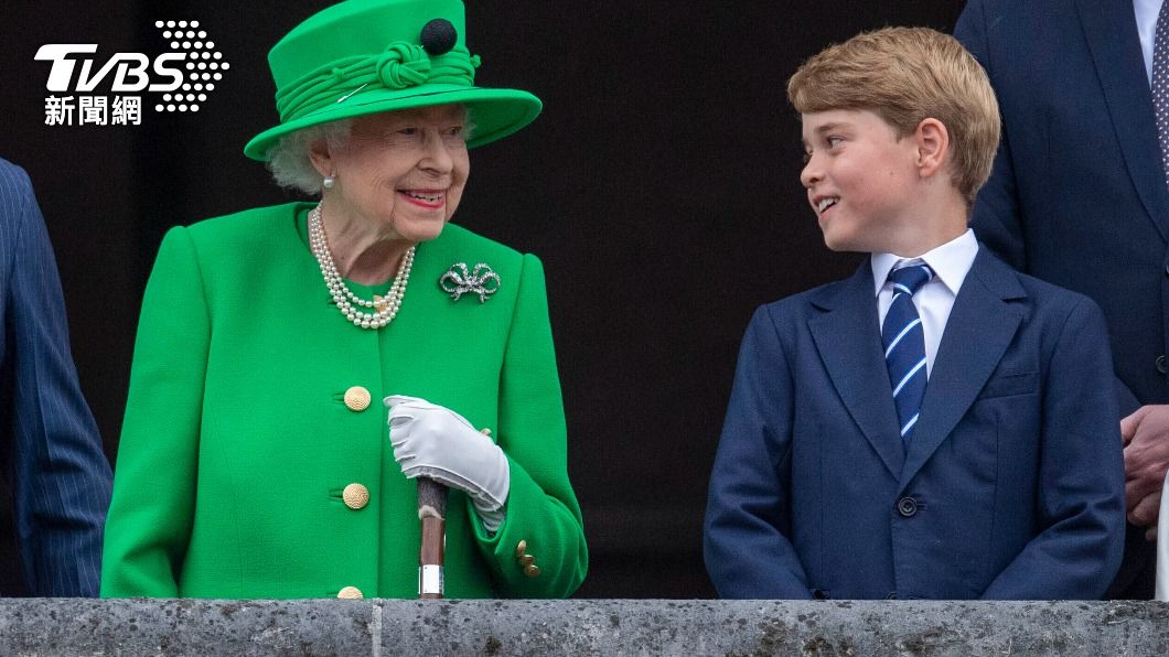 傳威廉凱特考慮讓9歲喬治小王子（右）出席女王國葬。（圖／達志影像美聯社）
