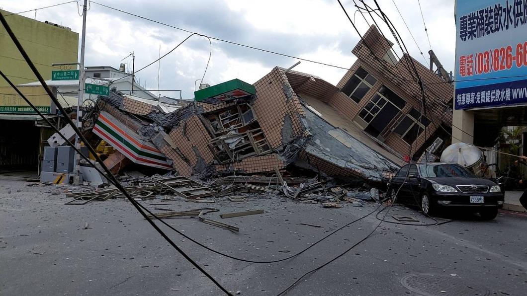 地震導致花蓮玉里超商三層建築倒塌。（圖／記者爆料網）
