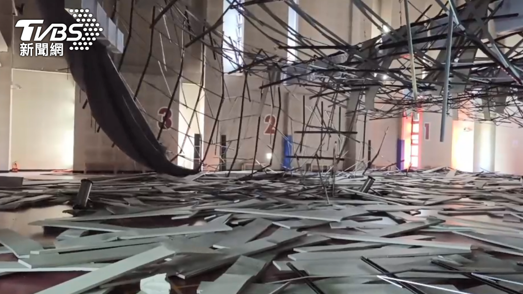 桃園八德運動中心天花板因強震崩塌。（圖／TVBS）