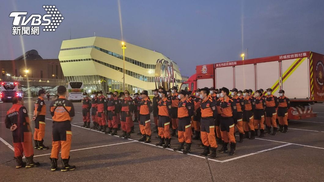 新北市消防局特搜隊遠赴花蓮支援救災。（圖／TVBS）