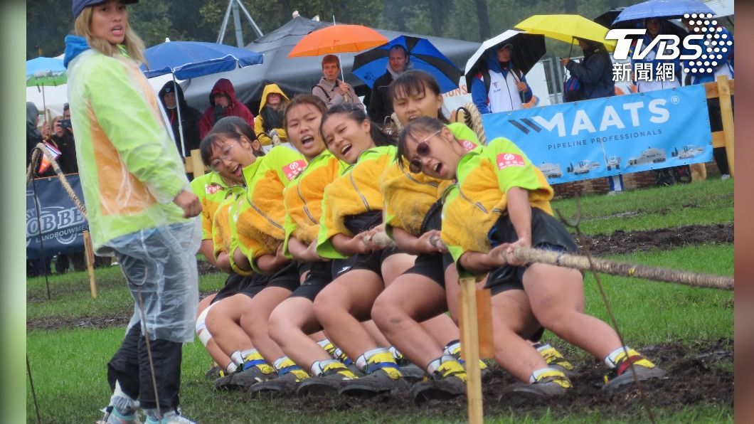 台灣U23青年女子代表隊在2022室外拔河世界錦標賽決賽奪金。（圖／中央社）