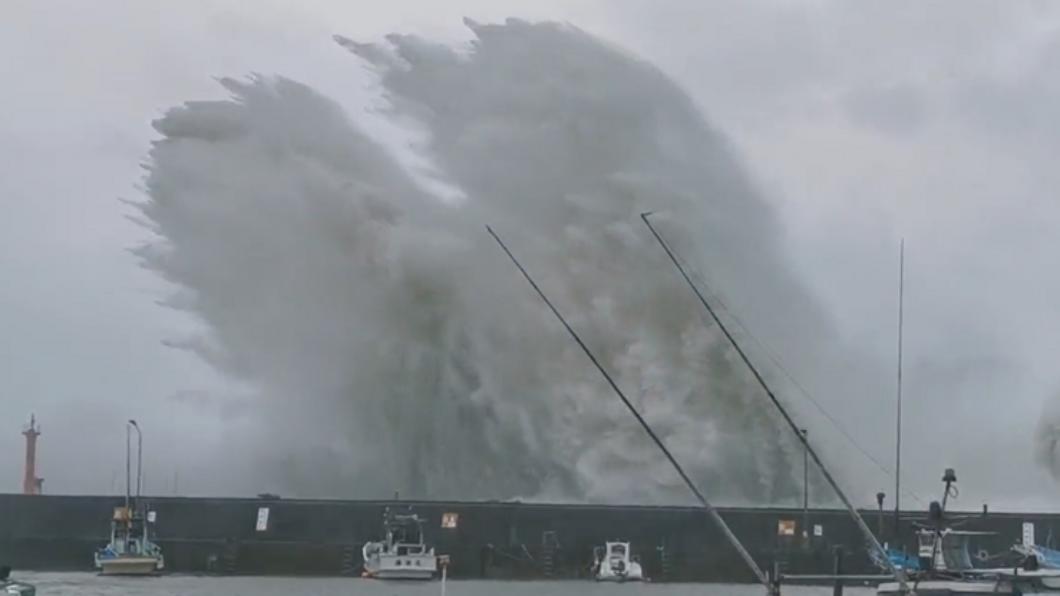 「南瑪都」帶來大浪打在防坡堤上，掀起7個船身高的驚人浪花。（圖／翻攝自@BLIXT_nishiyama推特）