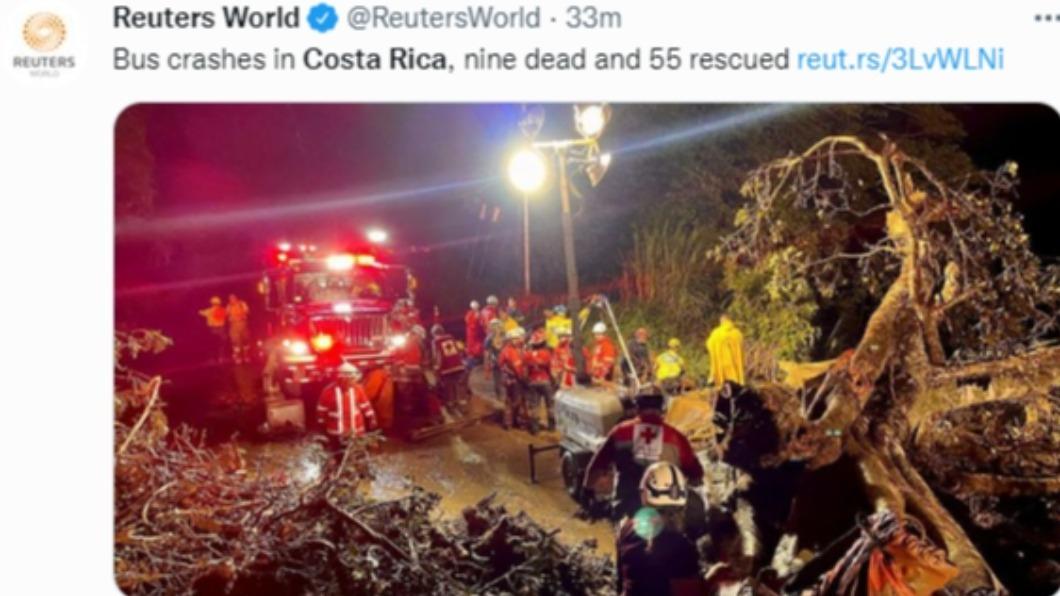 哥斯大黎加暴雨引發土石流，3輛車被沖落山谷。（圖／翻攝自《路透社》推特）