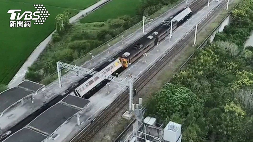 花東鐵路因地震損壞的路段持續搶修。（圖／TVBS）