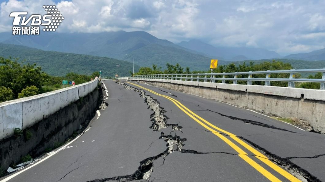 高寮大橋因地震斷裂。（圖／TVBS）