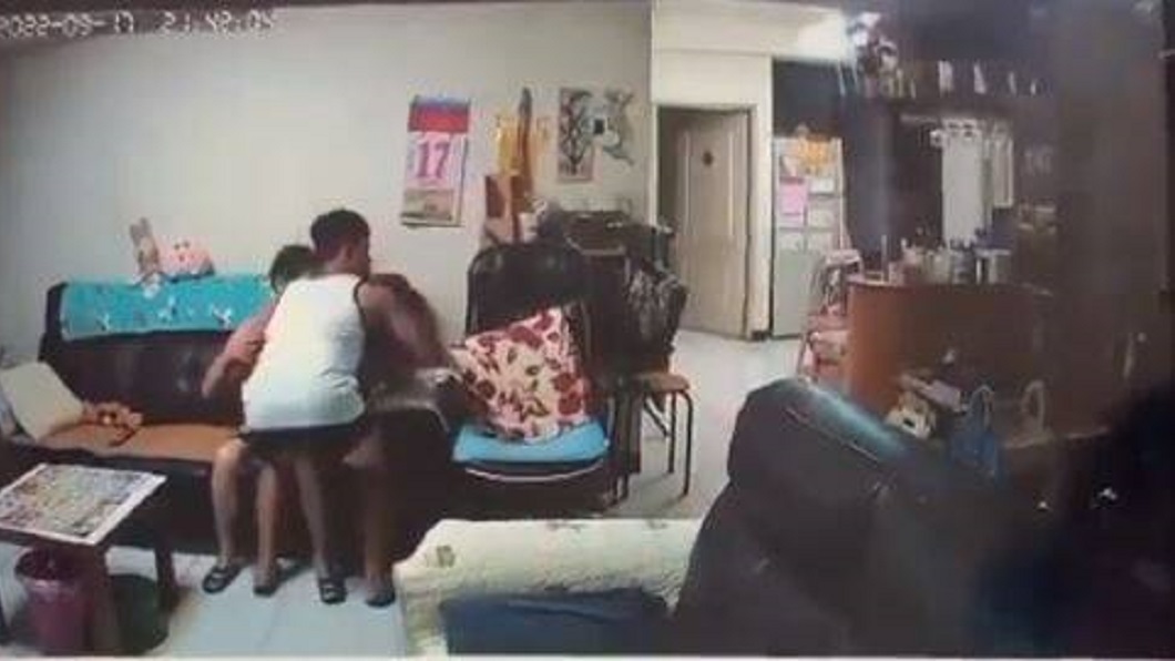 一名女網友分享地震當晚弟弟用肉身抱著阿嬤保護她。（圖／翻攝自爆料公社）