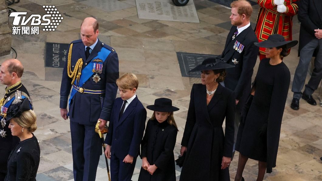 威廉凱特夫婦帶著喬治與夏綠蒂，後方則是哈利王子與梅根。（圖／達志影像路透社）