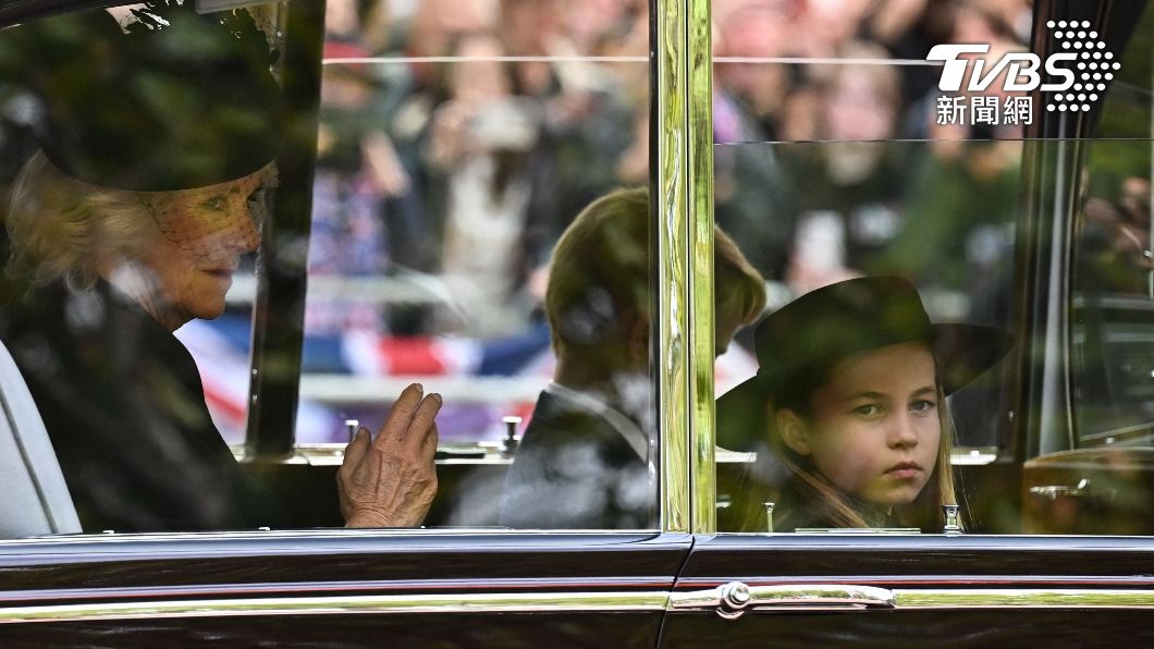 女王曾孫喬治王子與夏綠蒂公主今天出席曾祖母的葬禮。（圖／達志影像美聯社）