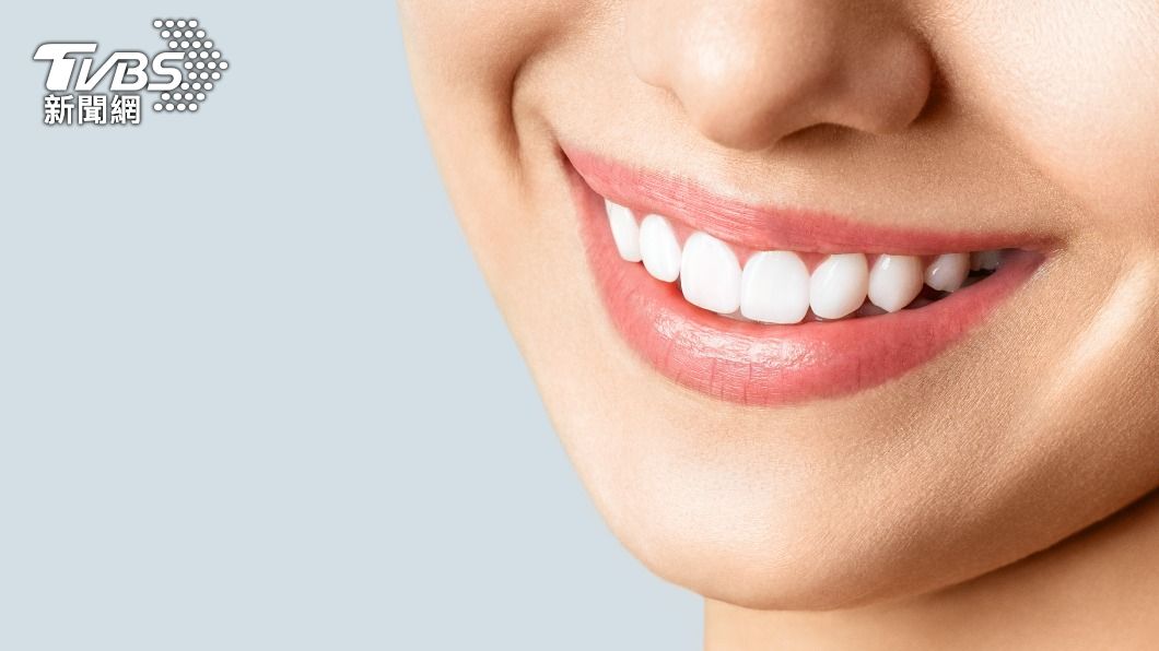 亮白的牙齒可拉近與人的距離。（示意圖／shutterstock達志影像）