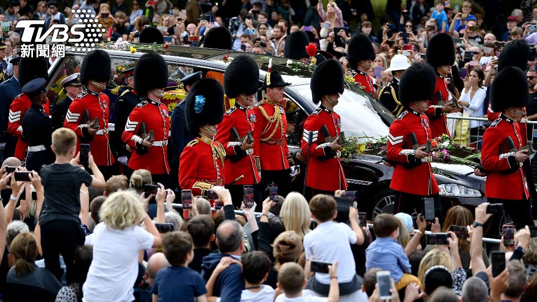 民眾聚集在倫敦市街頭參與女王葬禮。（圖／達志影像美聯社）