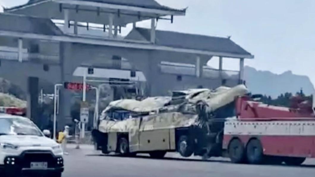 中國大陸貴州18日發生「防疫隔離專車」在高速公路翻覆事故，造成27死20傷慘劇。（圖／翻攝自微博）