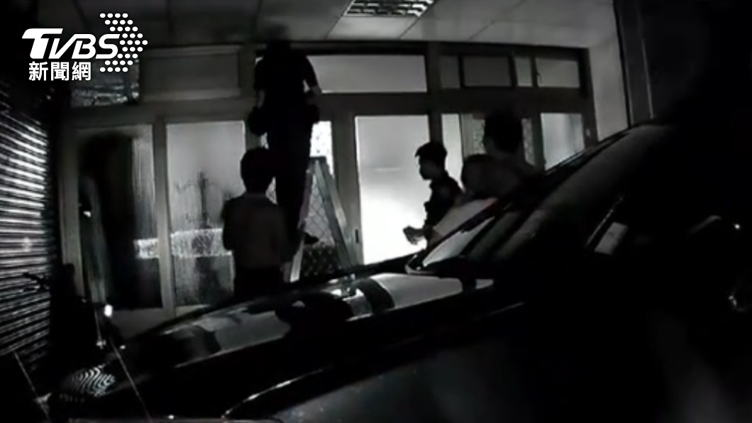 警方和鄰居借鋁梯從氣窗爬入屋內。（圖／TVBS）