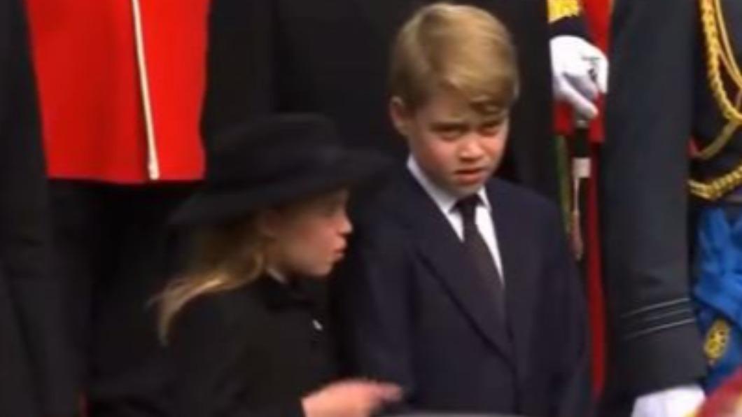 7歲的夏綠蒂公主 （Princess Charlotte），被拍到「比出手勢」提醒哥哥喬治王子（Prince George）記得鞠躬。（圖／翻攝自推特@duchesskatefan）