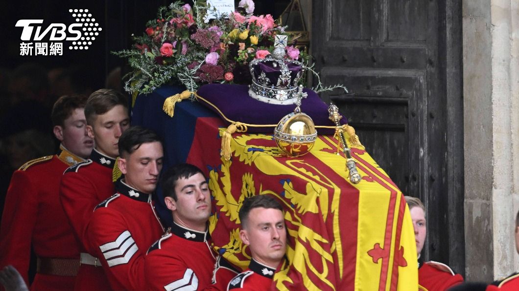 眾多英國人民到西敏廳瞻仰女王靈柩。（圖／達志影像美聯社）