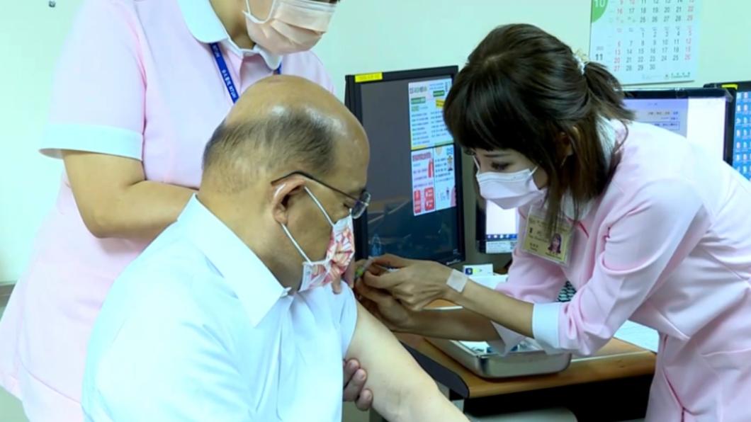 行政院長蘇貞昌今接種第4劑新冠疫苗。（圖／翻攝自共訊畫面）