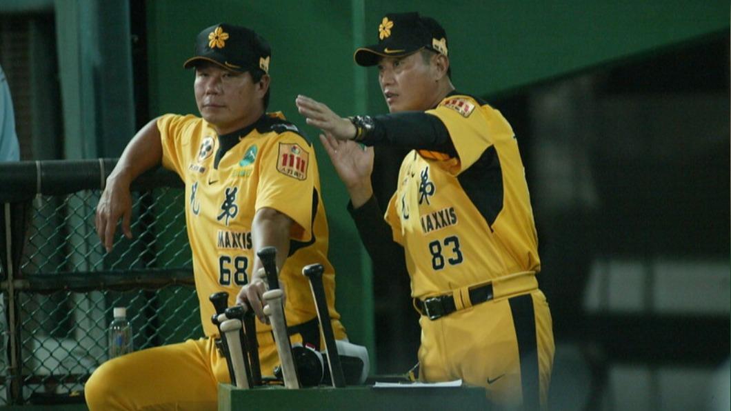 吳思賢曾在2006年擔任兄弟象總教練，左為李居明。（圖／職業棒球雜誌提供）