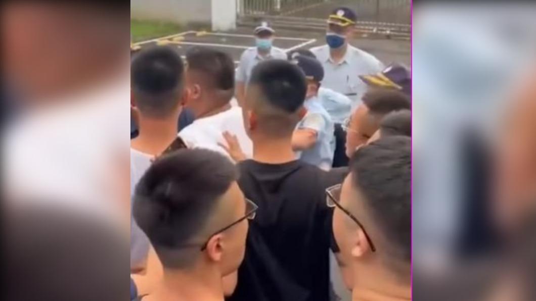 20名黑衣人在台南二監接風。（圖／翻攝自爆料公社）