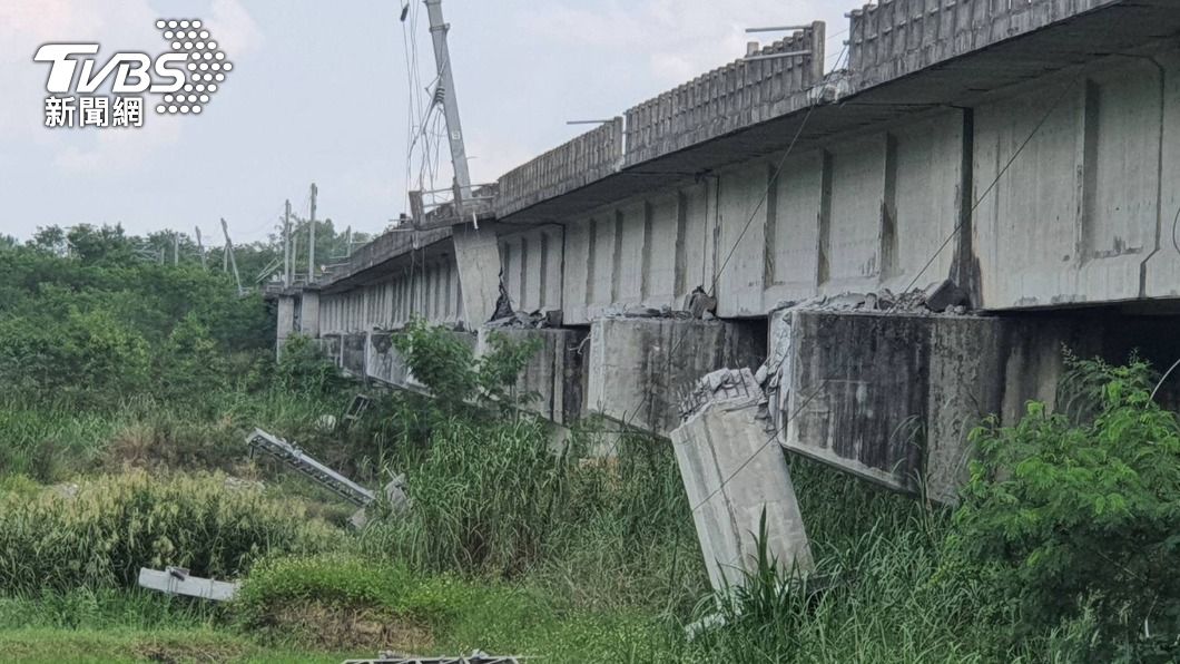 新秀姑巒溪橋因強震嚴重受損。（圖／台鐵提供）