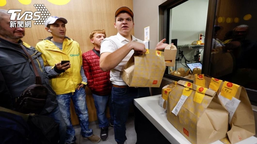 美國連鎖速食業者麥當勞，20日在烏克蘭首都基輔重新開張。（圖／路透社）