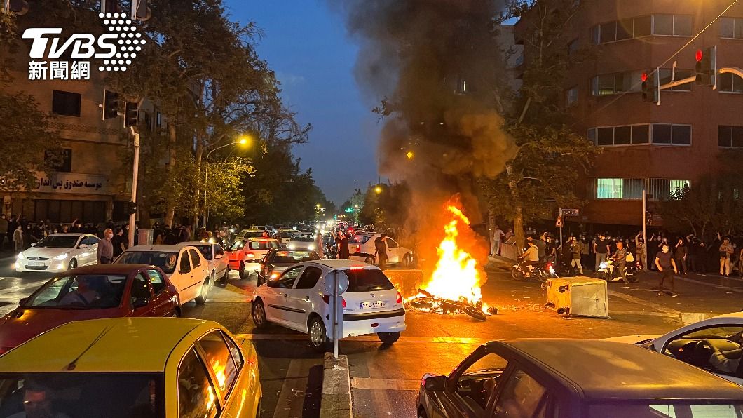 伊朗大批民眾上街抗議。（圖／達志影像路透社）