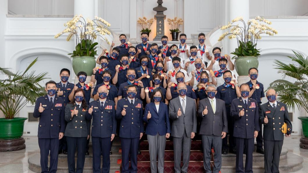 總統蔡英文19日上午接見「2022年第19屆世界警察消防運動會」代表團。（圖／總統府提供）