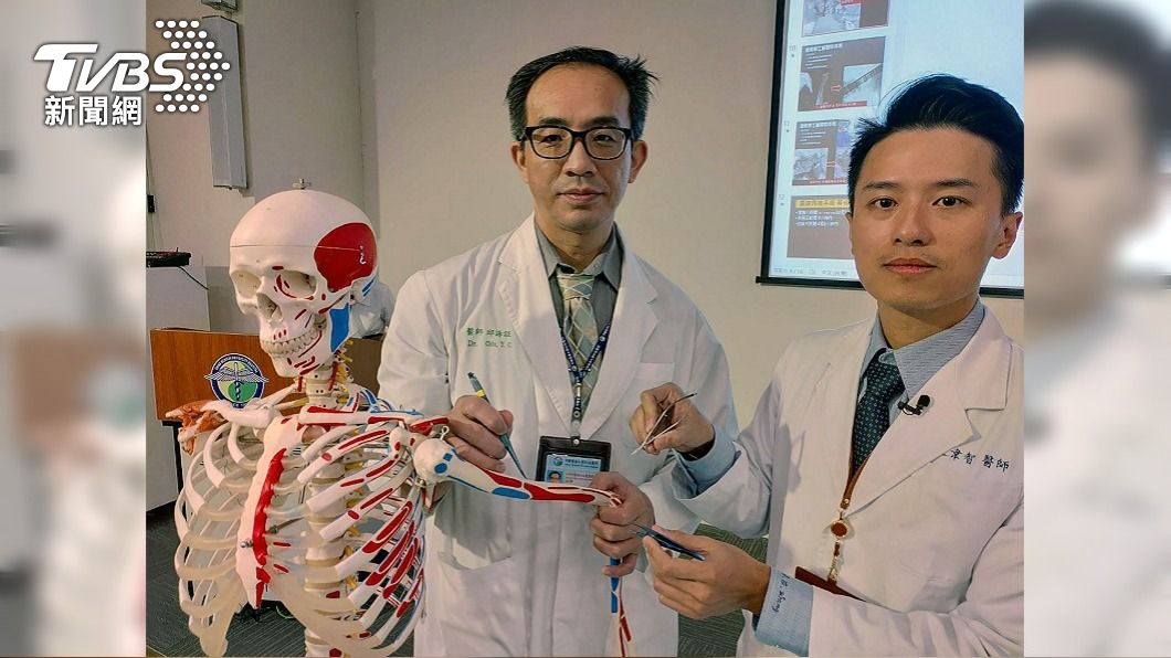 中國附醫骨科部顯微肢體重建團隊主任邱詠証（左）及醫師王韋智（右）說明救治過程。（圖／中央社）