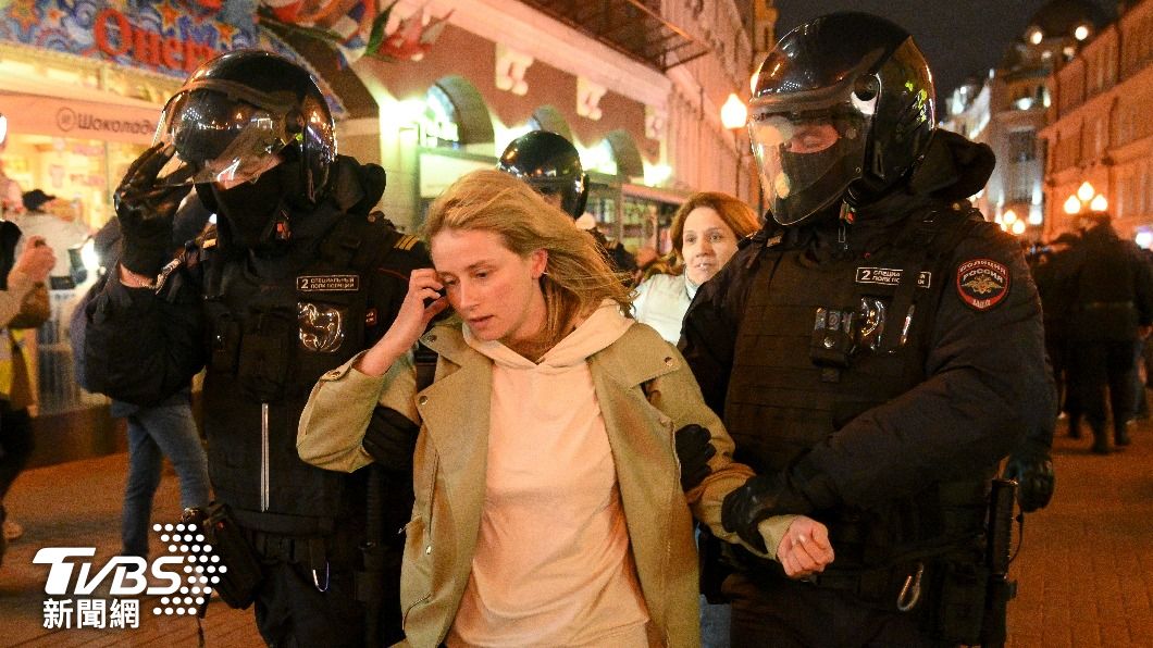 近日大批俄國民眾上街反戰，多達38個俄國城市中有超過1300位上街抗議民眾被捕。（圖／達志影像美聯社）