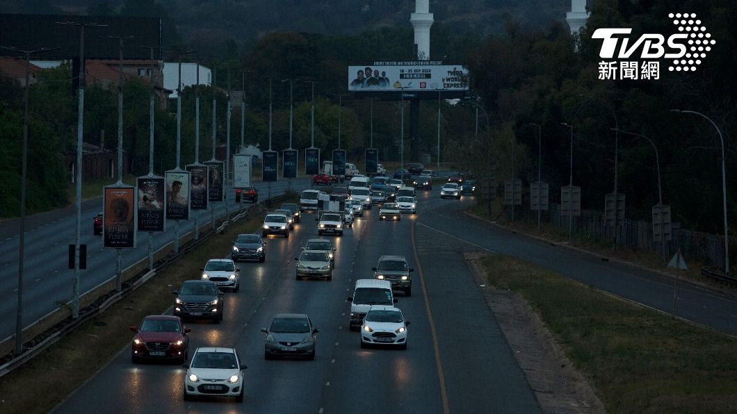 南非近日爆發史無前例的「全國大停電」，大多數地區每天都必須停電8小時。（圖／達志影像美聯社）