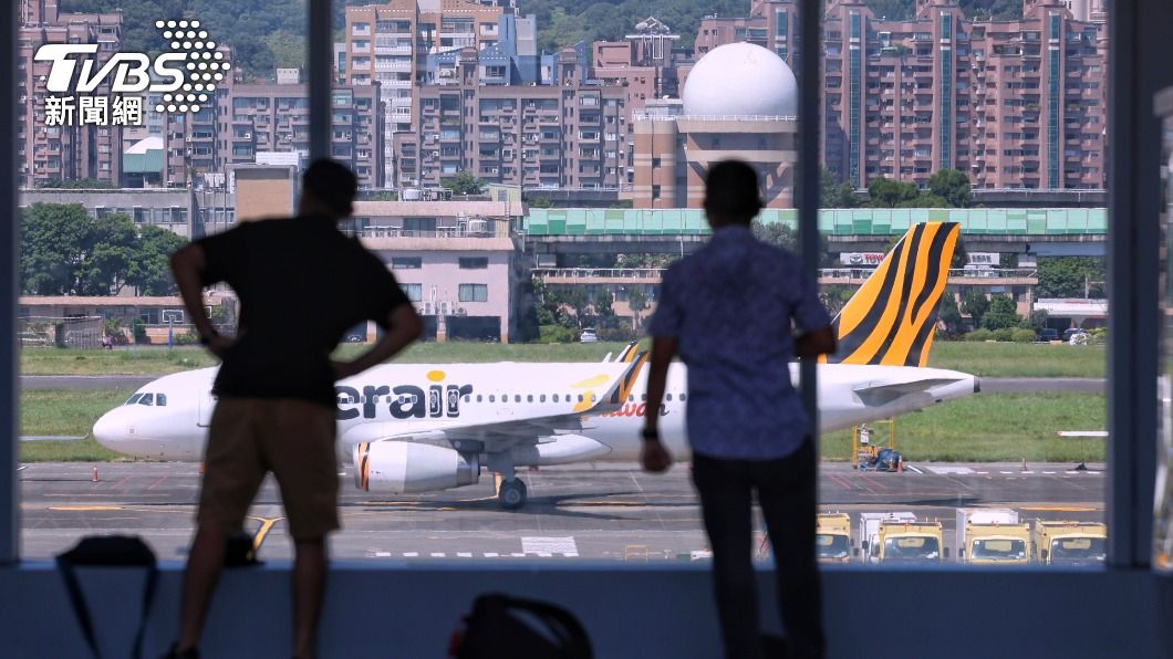 圖為台北松山機場，民眾在觀景台觀賞飛機起降。（圖／中央社）