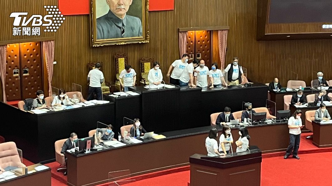 國民黨立委佔領主席台。（圖／TVBS）