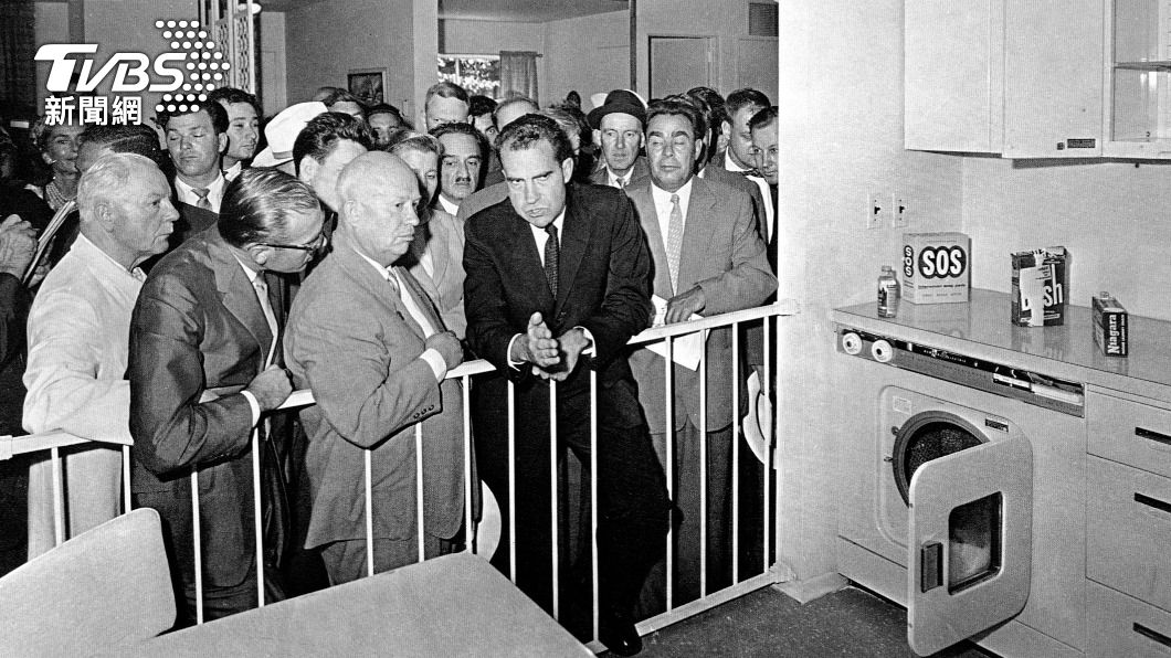 1959年，時任美國副總統的尼克森在美蘇冷戰期間出訪莫斯科。（圖／達志影像美聯社） 美蘇冷戰機密曝！尼克森訪蘇聯接觸大量輻射竟沒人告訴他