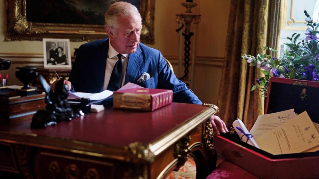 白金漢宮分享查爾斯三世處理公務的照片。（圖／翻攝自推特＠RoyalFamily）
