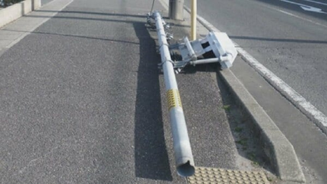 日本三重縣日前發生號誌桿突然斷裂意外所幸未造成傷亡。（圖／翻攝自推特FNNプライムオンライン @FNN_News）