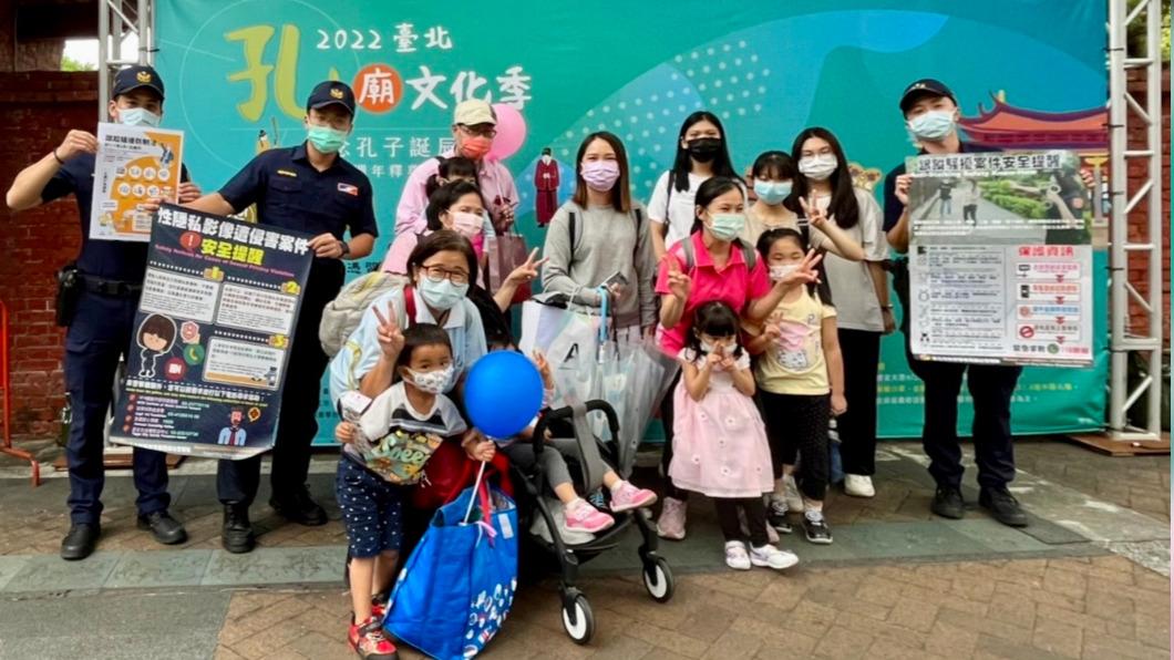  臺北市保大員警結合臺北孔廟祭「儒風藝祈趣園遊會」活動，同步宣導反跟騷、反賄選。