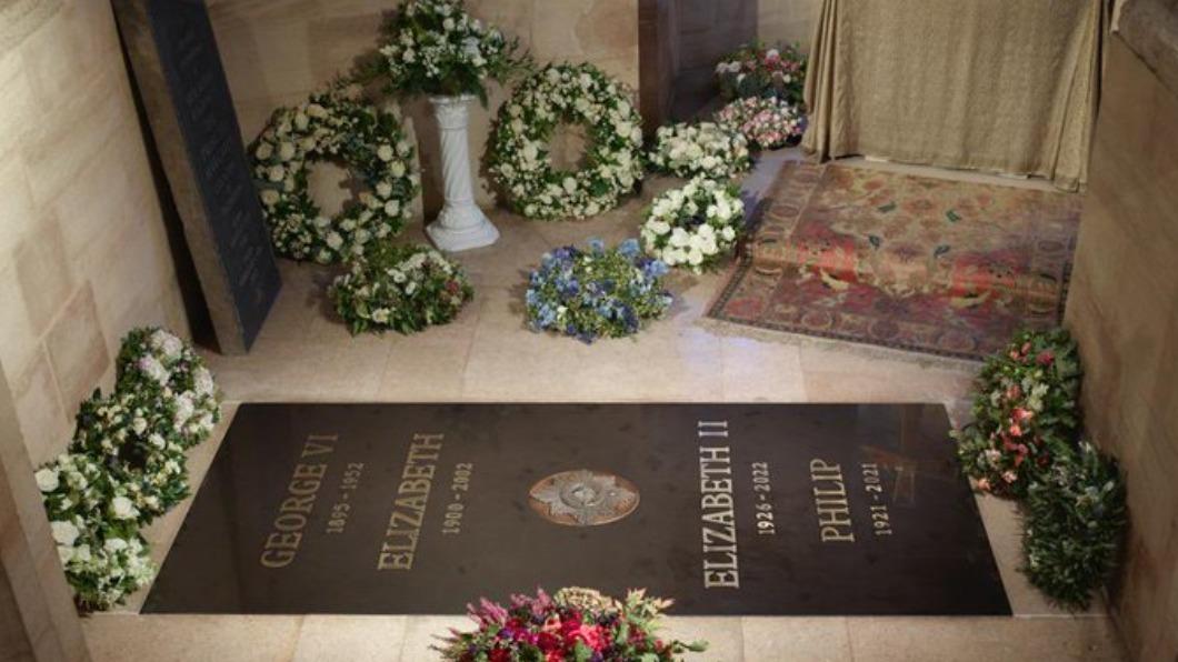 白金漢宮24日公布喬治六世紀念禮拜堂（King George VI Memorial Chapel）內的新碑石照，表示女王已長眠於此。（圖／翻攝自 RoyalFamily推特）