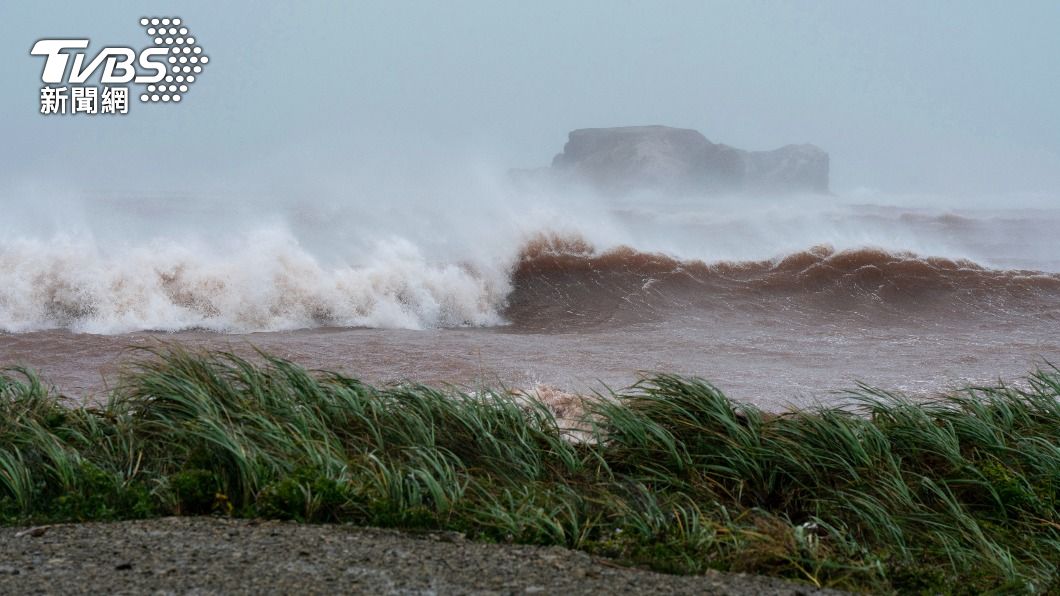 減弱為熱帶氣旋的菲奧娜（Fiona）直撲加拿大大西洋沿岸，在24日於當地帶來強風暴雨。（圖／達志影像美聯社）