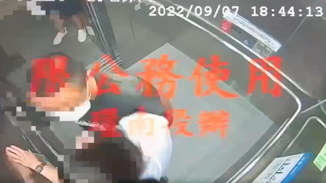 王男阻擋女乘客下電梯。（圖／TVBS）