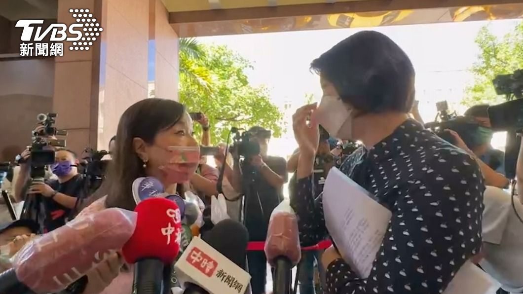 台北市議員王鴻薇（右）接受黨中央徵召，點頭出征台北市立委第三選區（中山、北松山）補選。（