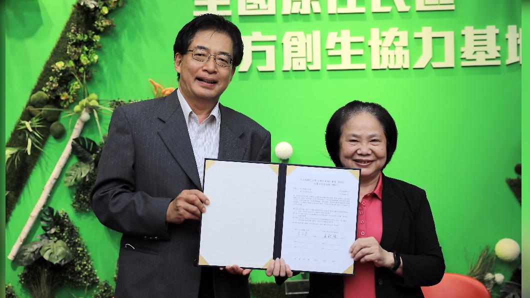 輔大副校長袁正泰(左)，新北市地政局長康秋桂（右）簽署塭仔圳重劃區的MOU。