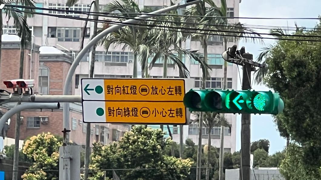 看嘸?桃園綠燈左轉注意「2行字說明」 用路人怒批多餘│TVBS新聞網