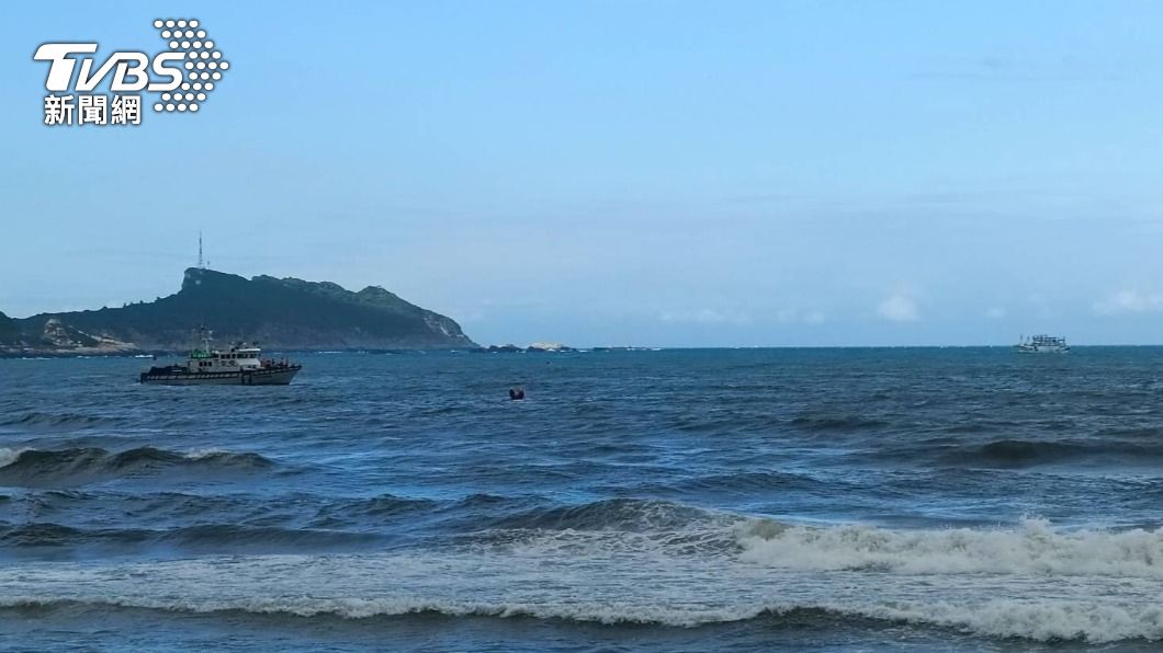 萬里沙灘2男下海游泳遭浪捲到外海。（圖／TVBS） 萬里沙灘兄弟溺水！遭大浪捲外海失蹤　清晨尋獲哥哥遺體