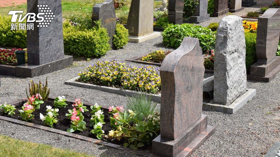 英國一名女子發現自己掃了43年父親的墓裡面埋的竟然不是亡父。（示意圖／shutterstock達志影像）