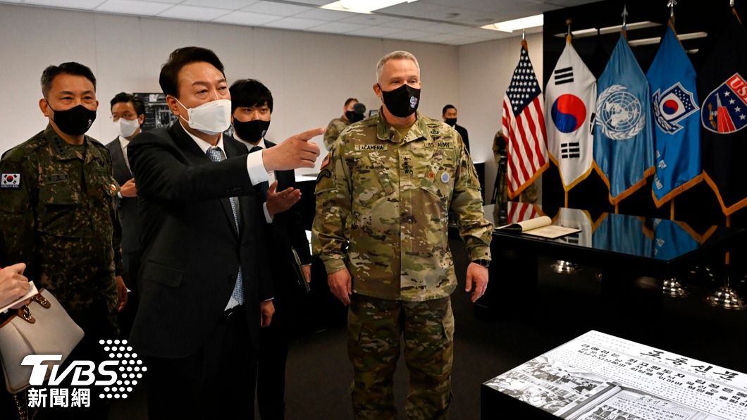 南韓總統尹錫悅（左）訪問駐韓美軍總部。（圖/達志影像美聯社）