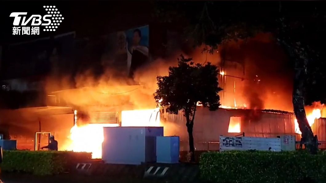 屏東市黃昏市場對面疑似洗車場竄火。圖／TVBS