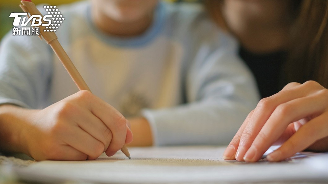 許多父母親都會在孩子寫作業時在一旁陪伴指導。（示意圖／shutterstock達志影像）